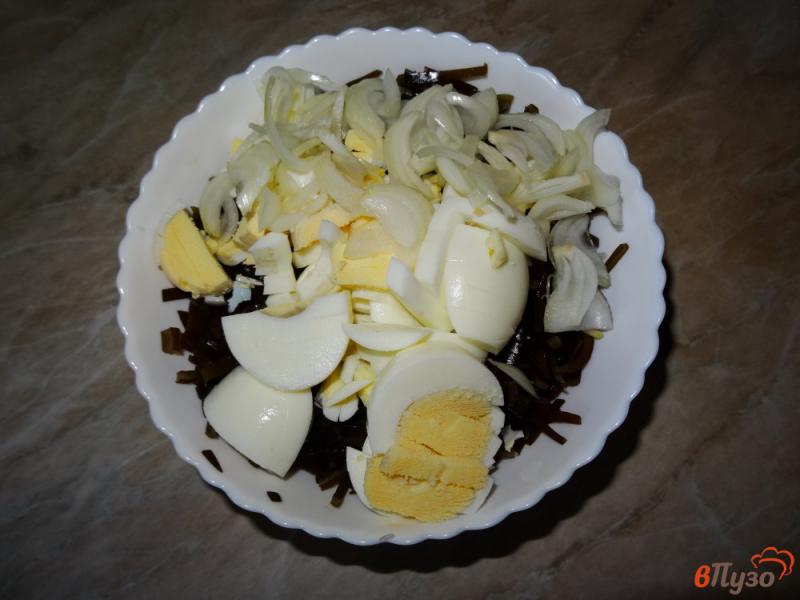 Фото приготовление рецепта: Салат из морской капусты с яйцами и луком шаг №8