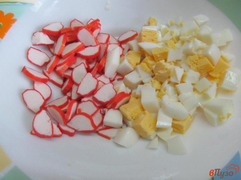 Фото приготовление рецепта: Салат с кукурузой крабовыми палочками и сыром шаг №1