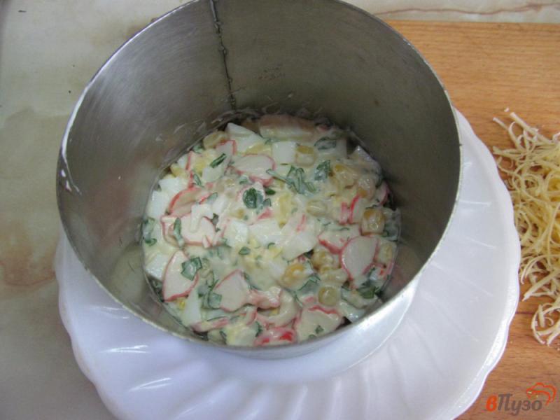 Фото приготовление рецепта: Салат с кукурузой крабовыми палочками и сыром шаг №3