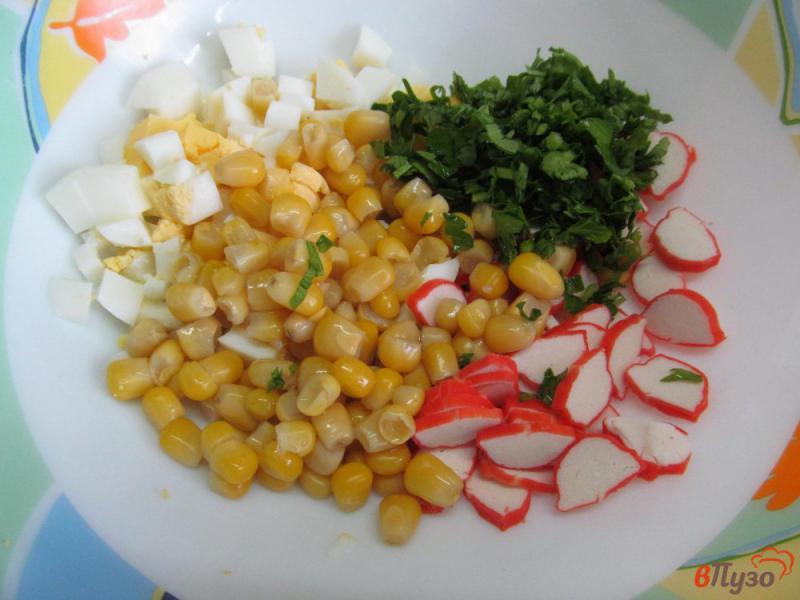 Фото приготовление рецепта: Салат с кукурузой крабовыми палочками и сыром шаг №2