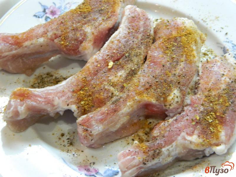 Фото приготовление рецепта: Свиные ребра с овощами шаг №3