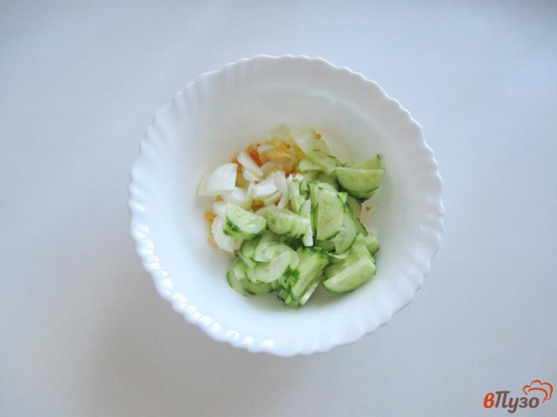 Фото приготовление рецепта: Салат с редисом и огурцом шаг №2