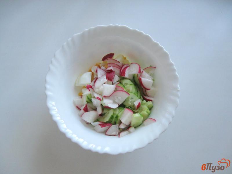 Фото приготовление рецепта: Салат с редисом и огурцом шаг №3