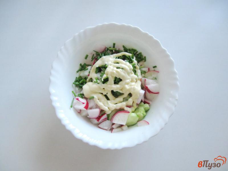 Фото приготовление рецепта: Салат с редисом и огурцом шаг №5