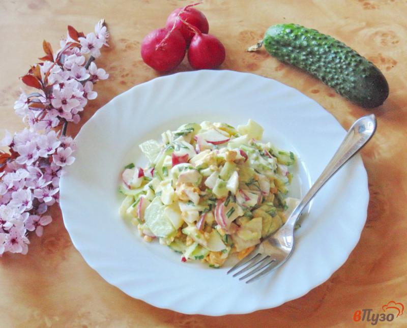 Фото приготовление рецепта: Салат с редисом и огурцом шаг №7