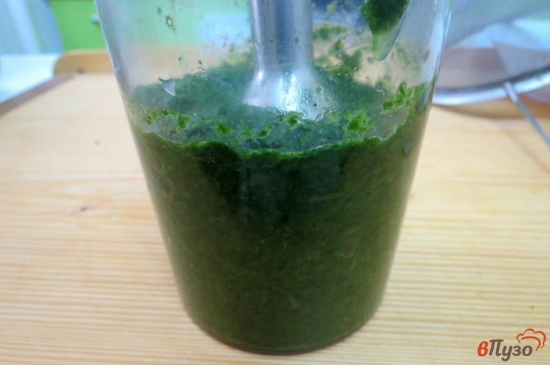 Фото приготовление рецепта: Зелёные пельмени на натуральном соке шаг №2