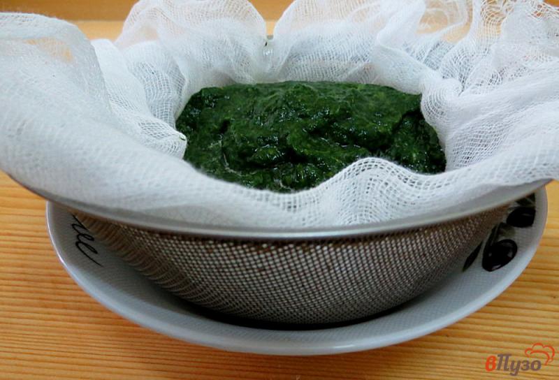 Фото приготовление рецепта: Зелёные пельмени на натуральном соке шаг №3