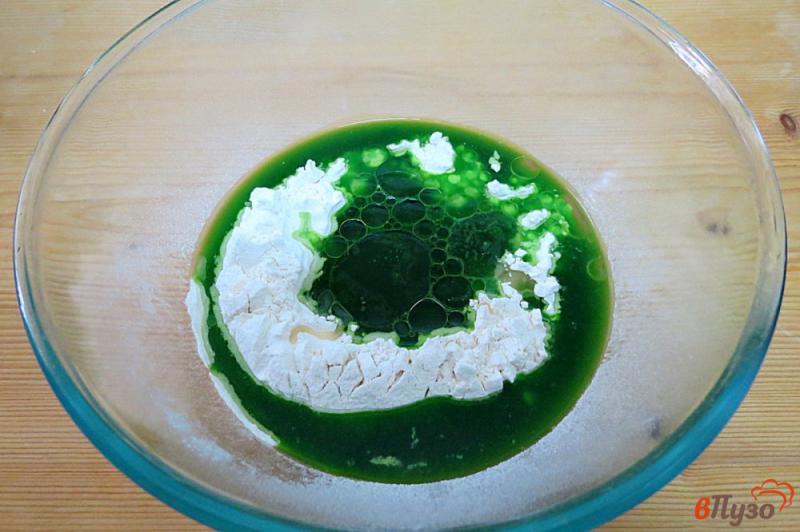 Фото приготовление рецепта: Зелёные пельмени на натуральном соке шаг №5