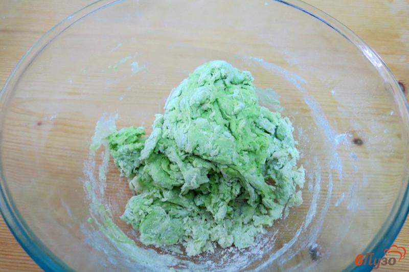 Фото приготовление рецепта: Зелёные пельмени на натуральном соке шаг №6