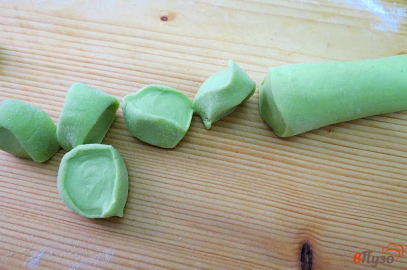 Фото приготовление рецепта: Зелёные пельмени на натуральном соке шаг №11