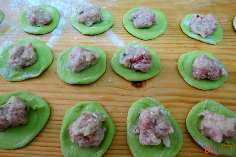 Фото приготовление рецепта: Зелёные пельмени на натуральном соке шаг №12