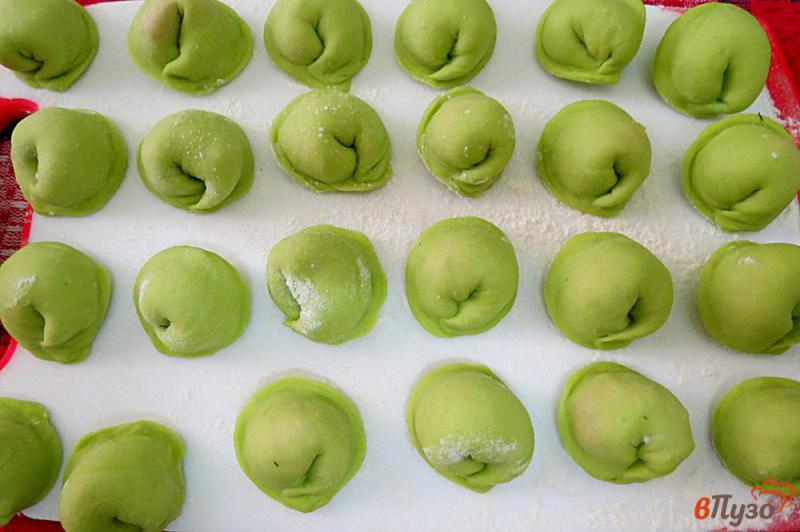 Фото приготовление рецепта: Зелёные пельмени на натуральном соке шаг №13