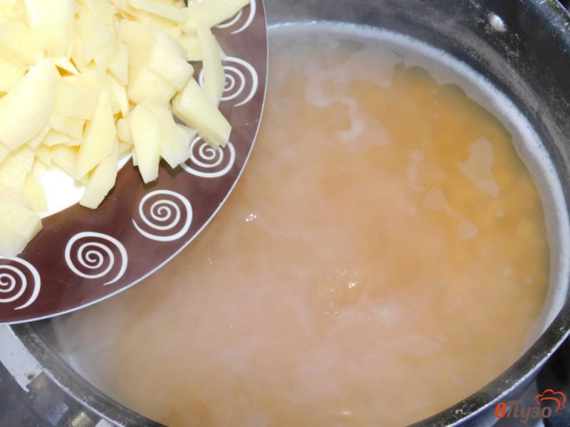 Фото приготовление рецепта: Гороховый суп-пюре со сливками и беконом шаг №2