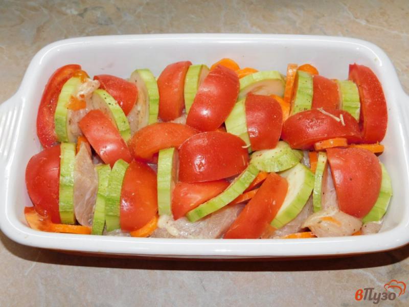 Фото приготовление рецепта: Куриное филе, запеченное с овощами шаг №3