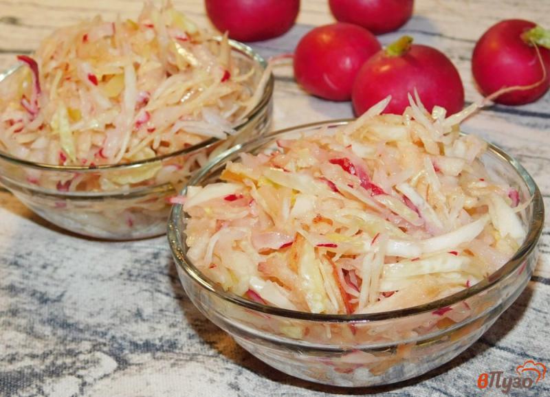 Фото приготовление рецепта: Салат с редиской и яблоком шаг №5