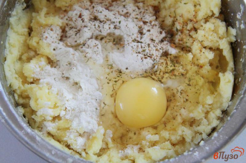 Фото приготовление рецепта: Сосиски в картофельной шубке шаг №3