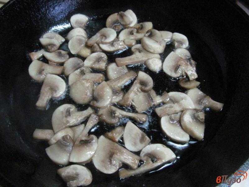 Фото приготовление рецепта: Паста с грибами и луком-порей шаг №1