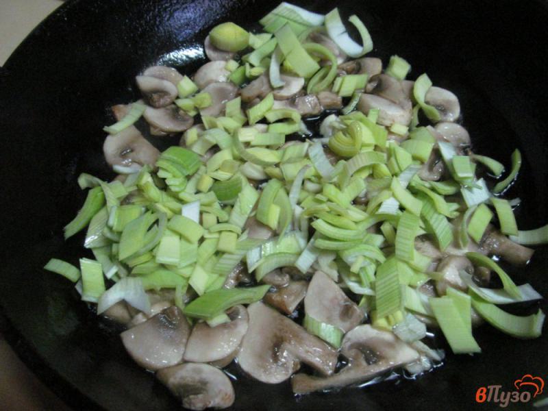 Фото приготовление рецепта: Паста с грибами и луком-порей шаг №2