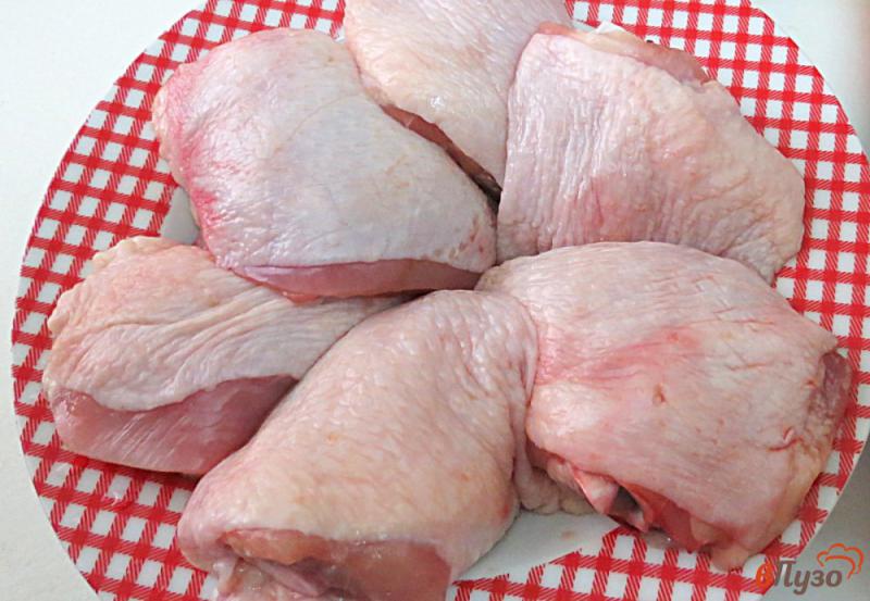 Фото приготовление рецепта: Куриные бёдра тушёные в духовке шаг №1