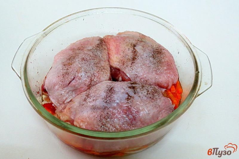 Фото приготовление рецепта: Куриные бёдра тушёные в духовке шаг №7