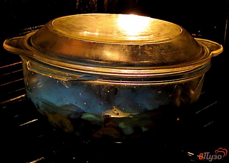 Фото приготовление рецепта: Куриные бёдра тушёные в духовке шаг №8