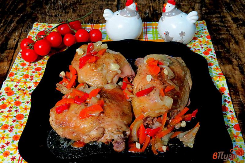 Фото приготовление рецепта: Куриные бёдра тушёные в духовке шаг №10