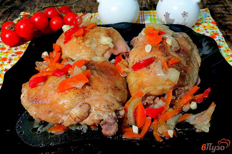 Фото приготовление рецепта: Куриные бёдра тушёные в духовке шаг №9