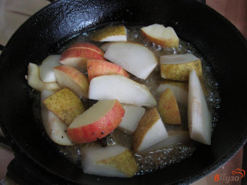 Фото приготовление рецепта: Карамелизированные яблоки и груши шаг №4