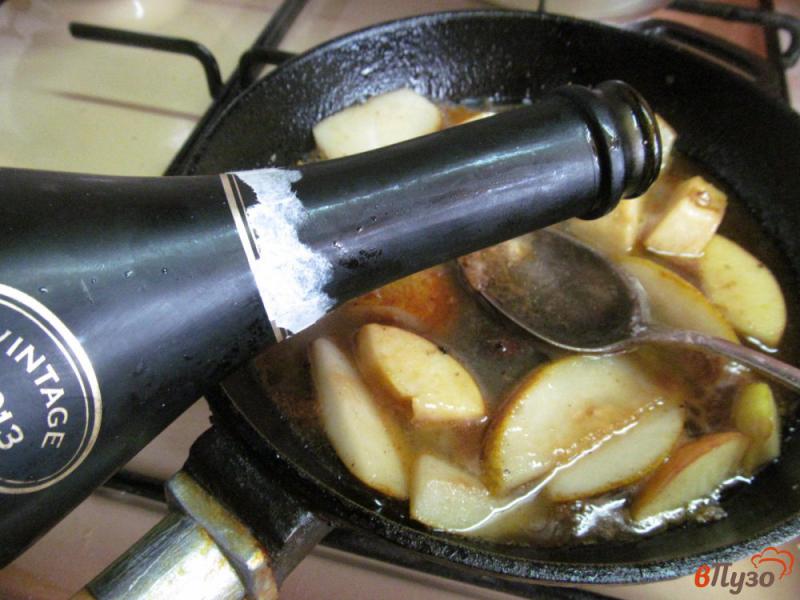 Фото приготовление рецепта: Карамелизированные яблоки и груши шаг №5