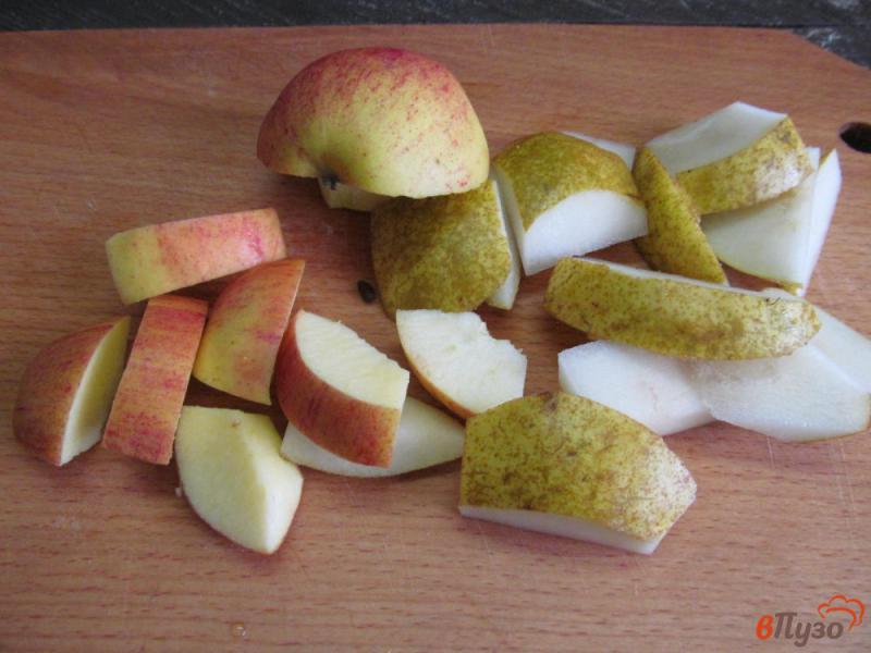 Фото приготовление рецепта: Карамелизированные яблоки и груши шаг №3
