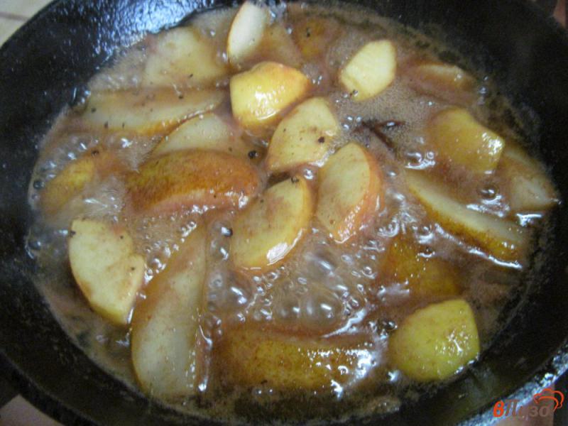 Фото приготовление рецепта: Карамелизированные яблоки и груши шаг №6