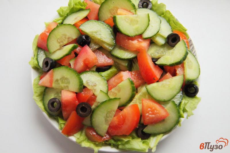 Фото приготовление рецепта: Овощной салат с тунцом и маслинами шаг №6