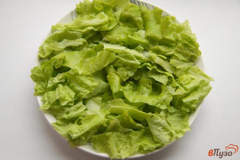 Фото приготовление рецепта: Овощной салат с тунцом и маслинами шаг №5