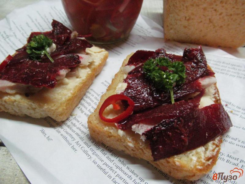 Фото приготовление рецепта: Сэндвич с сыром и маринованной свеклой шаг №6