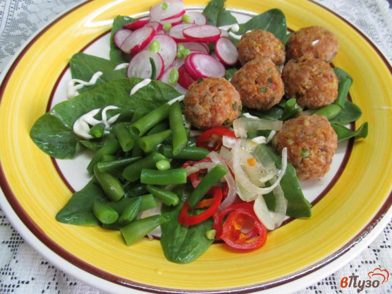 Фото приготовление рецепта: Овощной салат с фрикадельками шаг №5