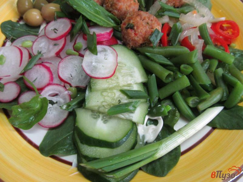 Фото приготовление рецепта: Овощной салат с фрикадельками шаг №6