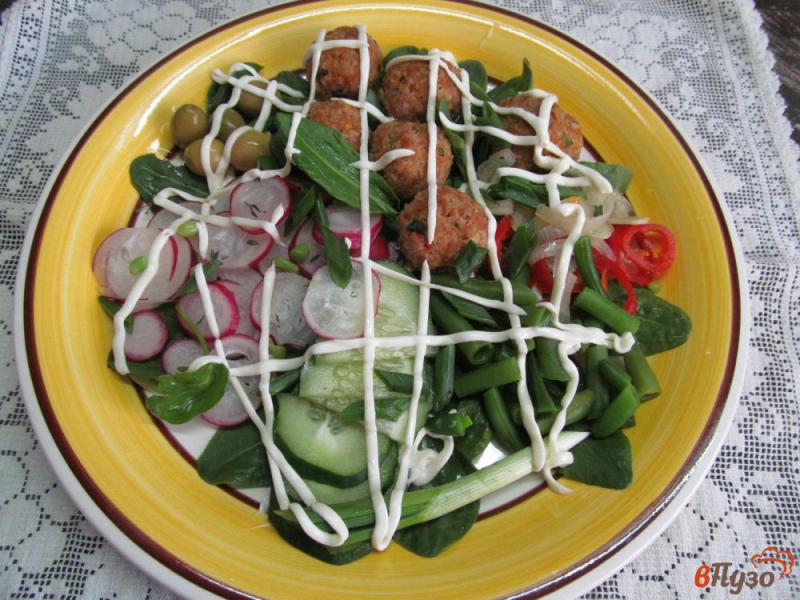 Фото приготовление рецепта: Овощной салат с фрикадельками шаг №8