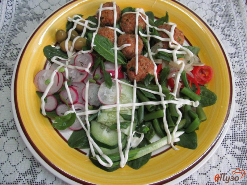 Фото приготовление рецепта: Овощной салат с фрикадельками шаг №9