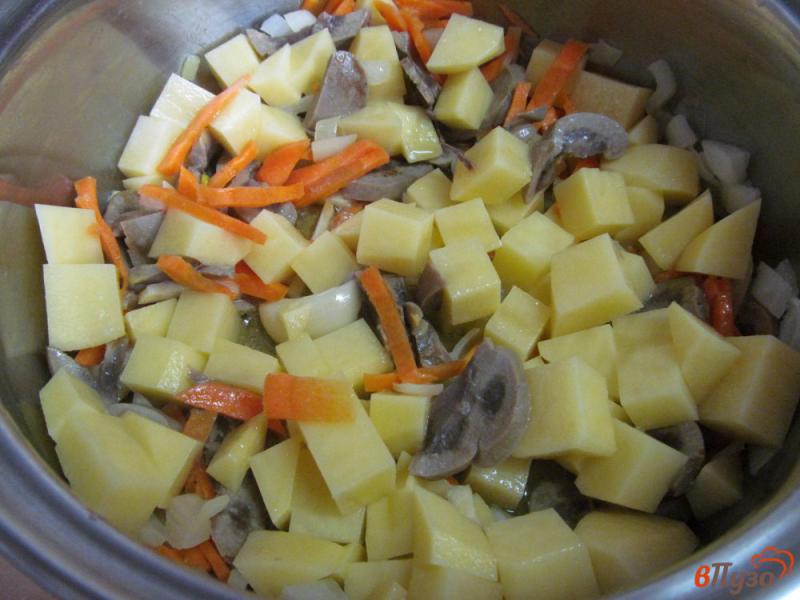Фото приготовление рецепта: Рисовый суп с почками и щавелем шаг №5
