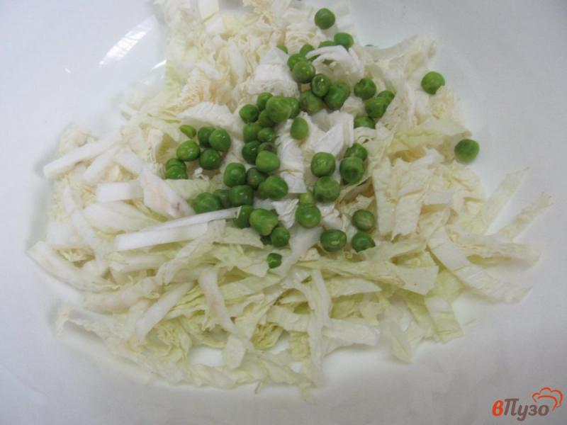 Фото приготовление рецепта: Салат из пекинской капусты с горошком шаг №1