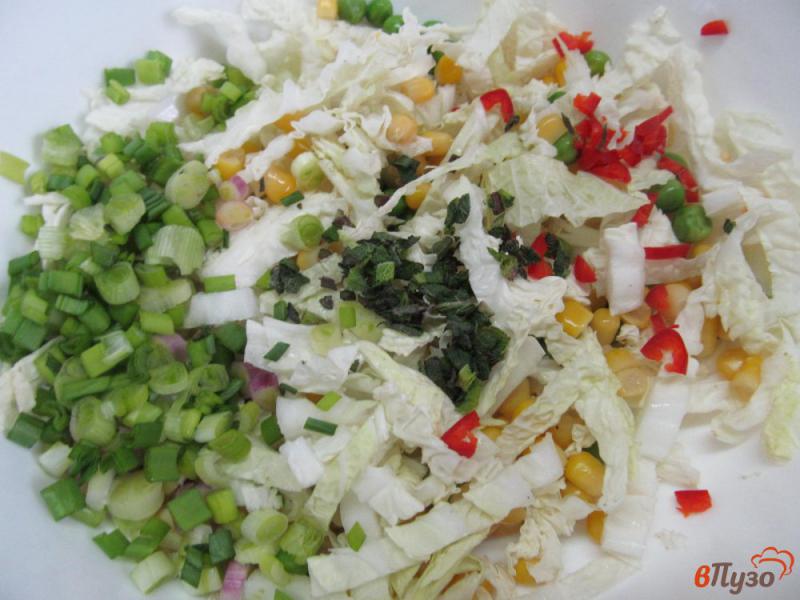 Фото приготовление рецепта: Салат из пекинской капусты с горошком шаг №3