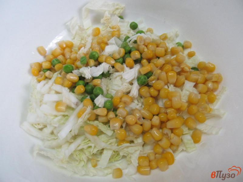 Фото приготовление рецепта: Салат из пекинской капусты с горошком шаг №2