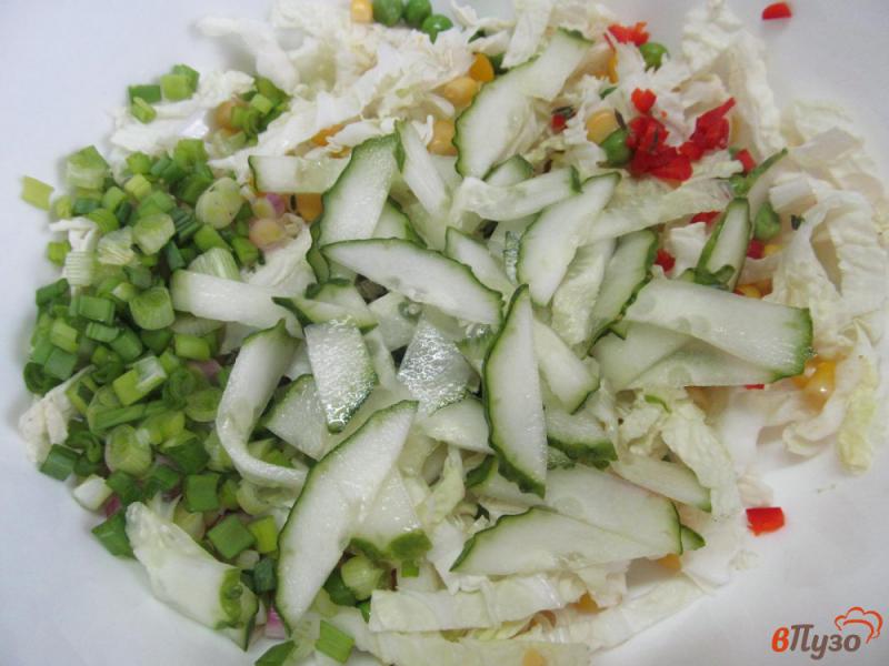 Фото приготовление рецепта: Салат из пекинской капусты с горошком шаг №4