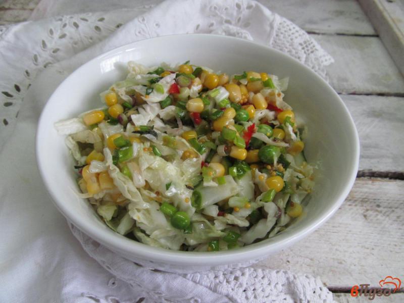 Фото приготовление рецепта: Салат из пекинской капусты с горошком шаг №6