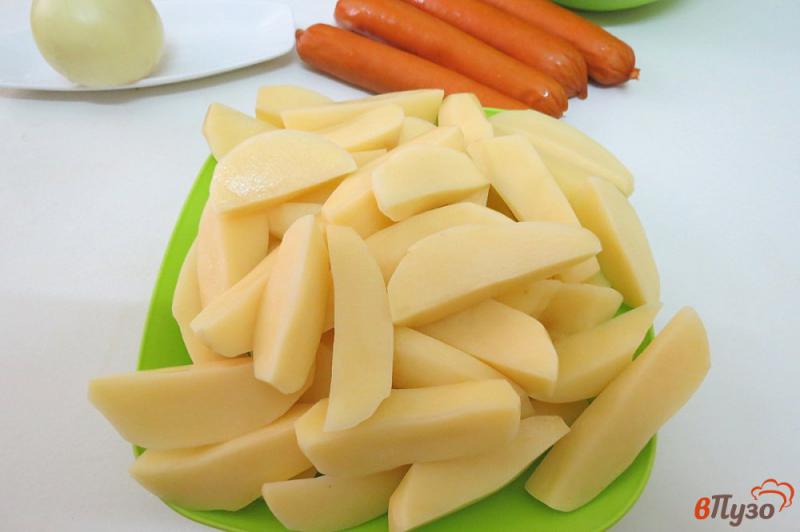 Фото приготовление рецепта: Картофель тушёный с сосисками шаг №2