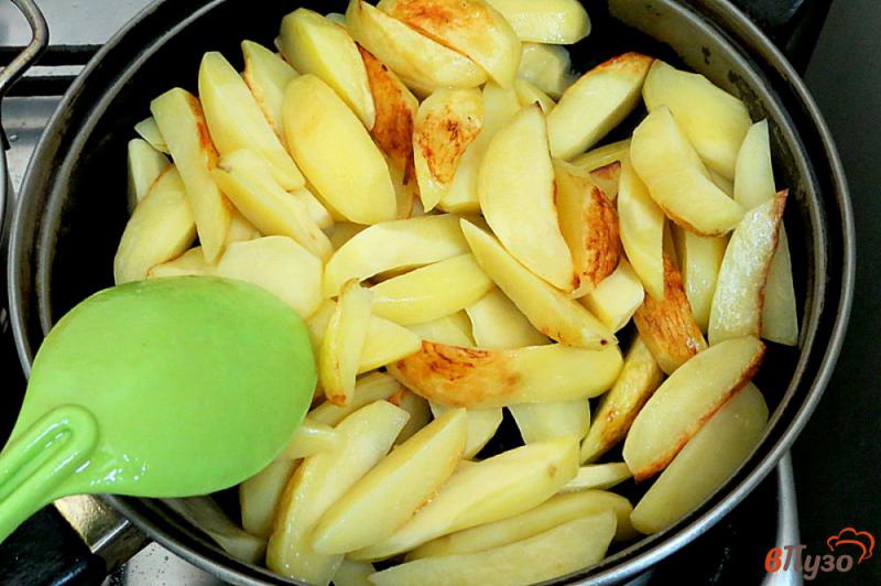 Фото приготовление рецепта: Картофель тушёный с сосисками шаг №8