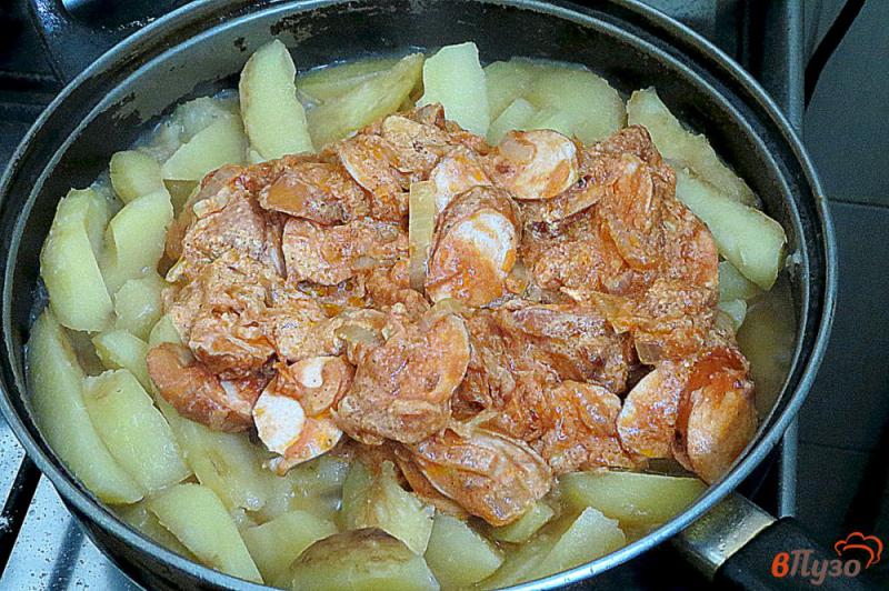 Фото приготовление рецепта: Картофель тушёный с сосисками шаг №9