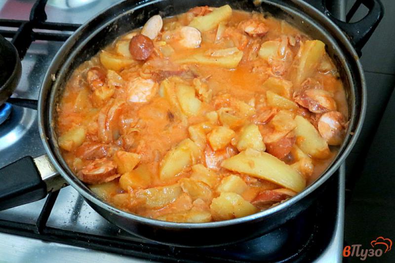Фото приготовление рецепта: Картофель тушёный с сосисками шаг №10