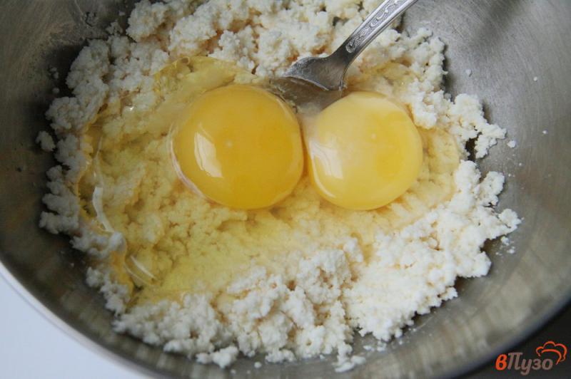 Фото приготовление рецепта: Творожные кексы с лимонной цедрой шаг №3