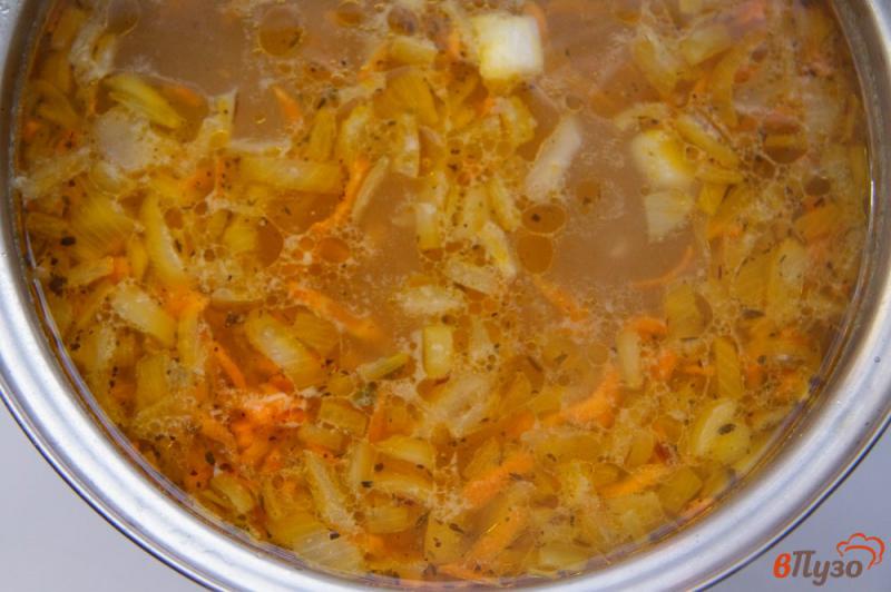 Фото приготовление рецепта: Рыбный суп из консервированного тунца с рисом шаг №7